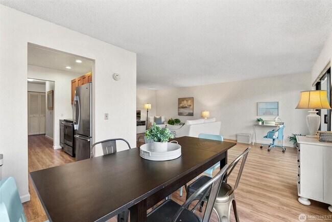 Building Photo - 2550 Thorndyke Ave W