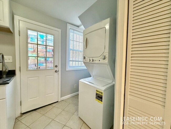 Building Photo - 203 R St NW