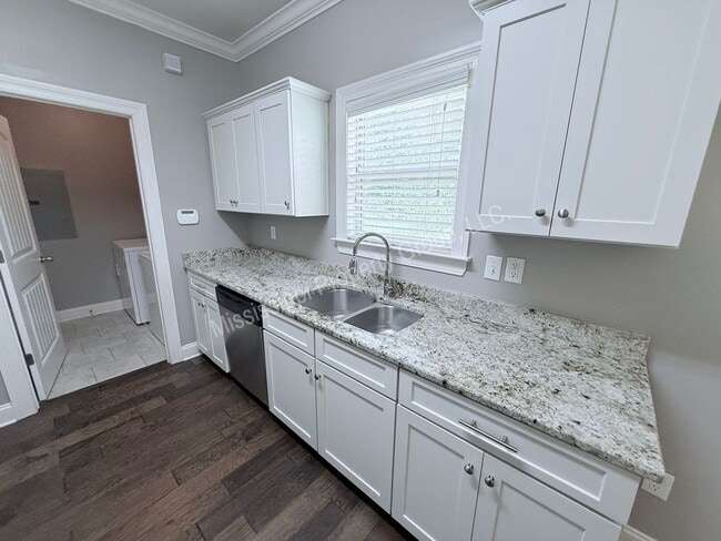 Building Photo - 4BR/4.5BA Stand Alone Unit For Rent