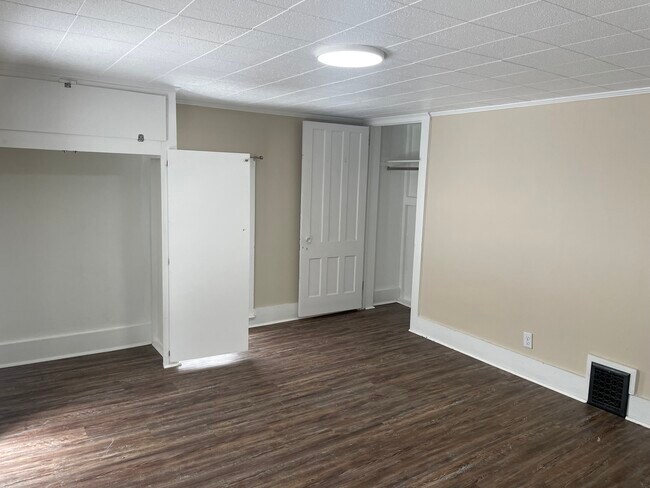 Building Photo - 242 N Hamilton St