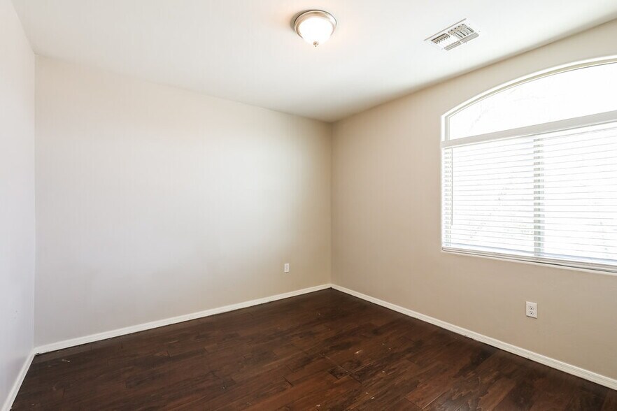 Building Photo - 7655 W Tight Line Dr