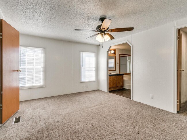 Building Photo - 3bed/2bath Mobile Home Available on 1.3 Acres in Noble!