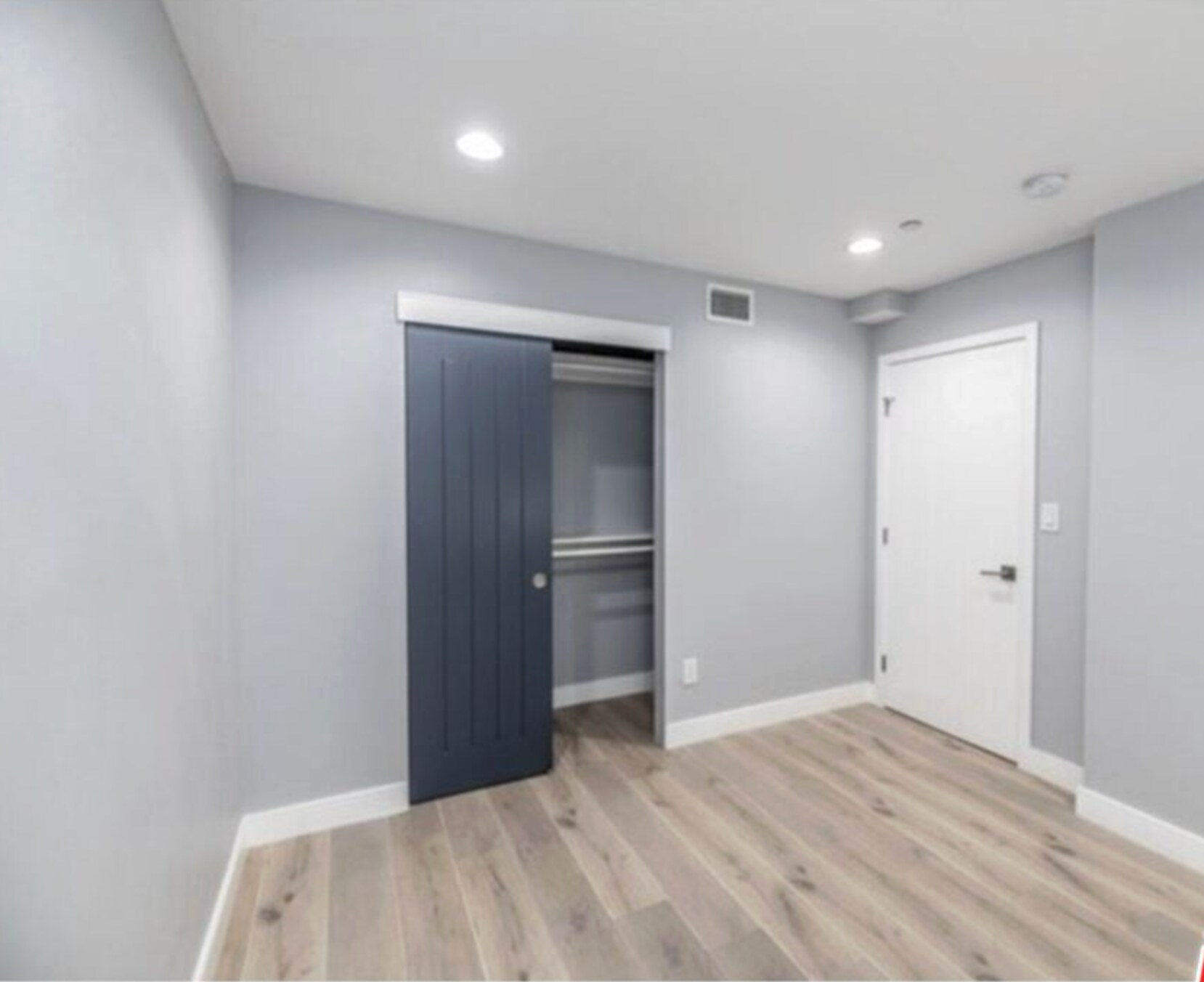 Building Photo - 1120 1/2 N Heliotrope Dr
