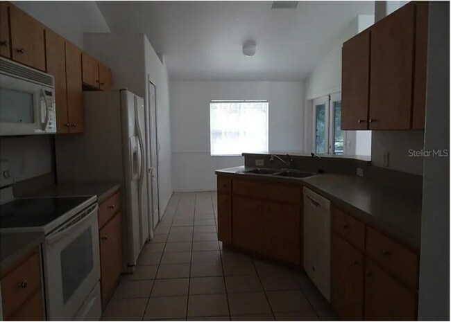 Building Photo - $1,695 ** 3 Bed / 2 Bath * Single Family Home
