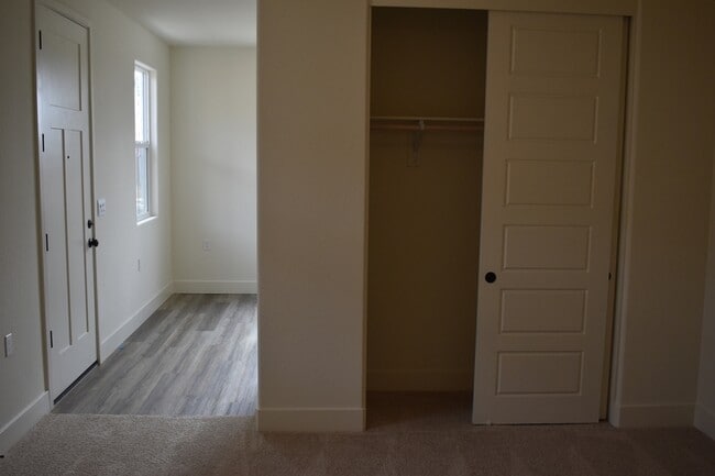 Building Photo - 682 Stephanie Dr