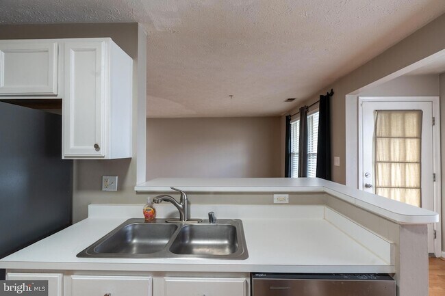 Building Photo - 689 Winding Stream Way