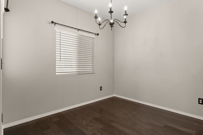 Building Photo - Upscale Condo | 3 Bed / 2 Bath | Garage | ...