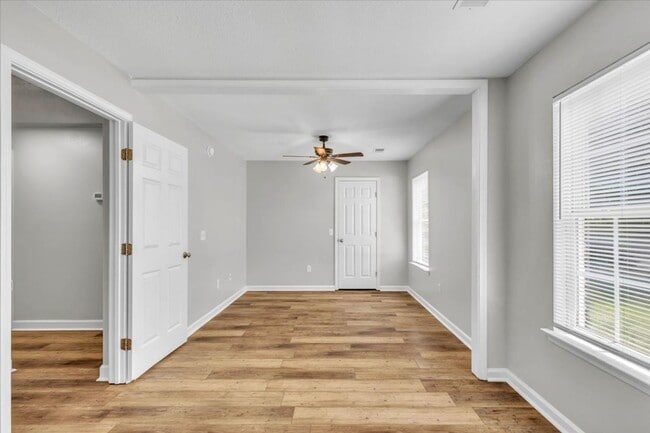 Building Photo - Perfectly Located 3 Bed, 2 Bath Home in Li...