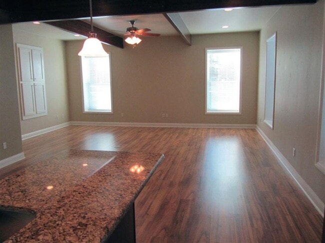 Building Photo - 115 E Main St