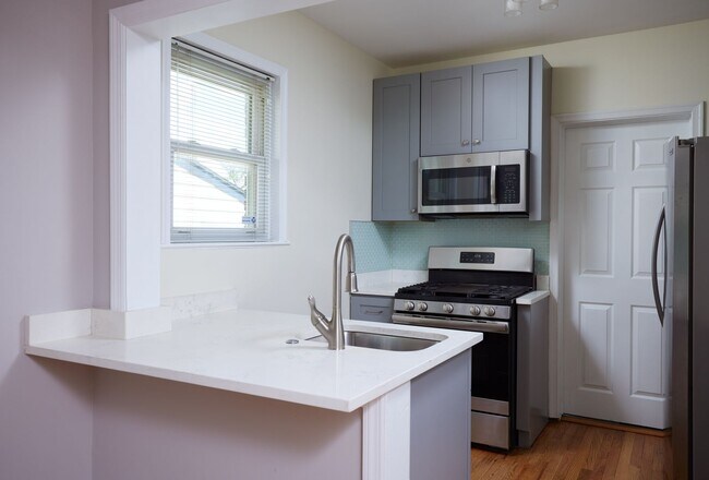 Building Photo - Charming 3BR/2BADetached Bungalow Blocks t...