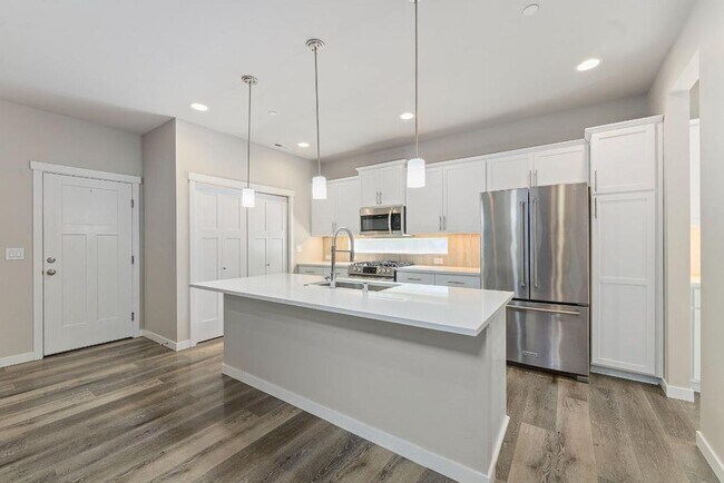 Building Photo - Beautiful Puyallup Corner Lot Home with Office, A/C, Formal Dining & Bonus Loft!