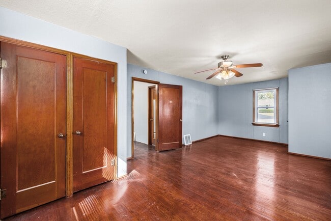 Building Photo - Spacious St. Ann Home with Large Detached ...