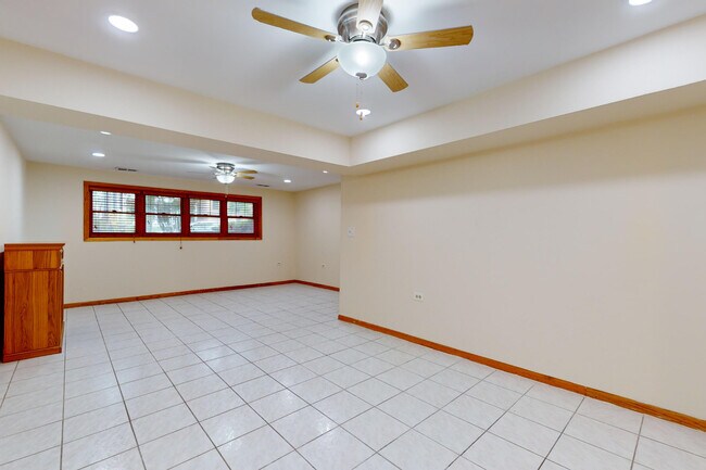 Building Photo - 4744 N Hermitage Ave