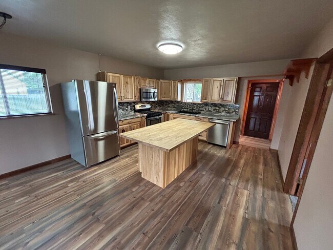 Building Photo - Charming 4 Bed, 1 Bath Home in Spokane Val...