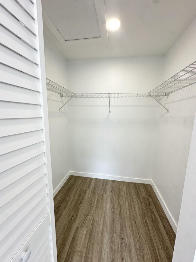 Building Photo - 102 E Tiffany Dr