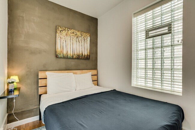 Building Photo - 1519 W Superior St