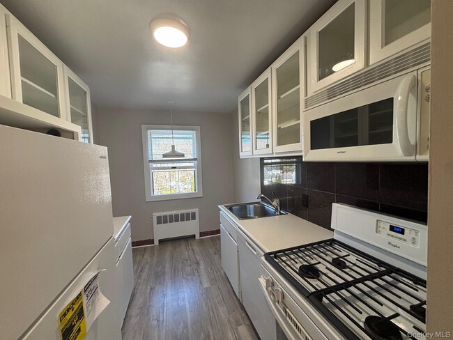 Building Photo - 580 Bedford Rd