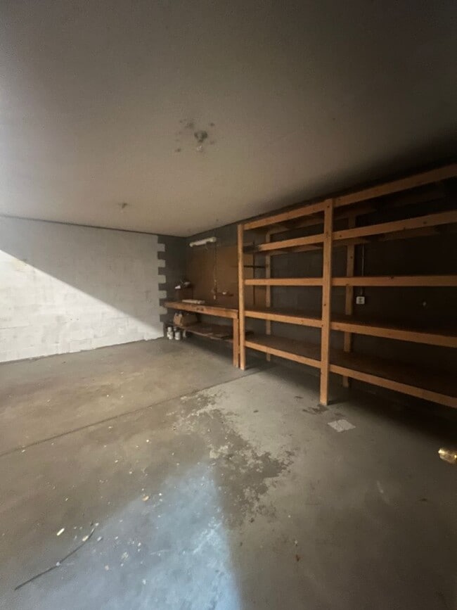 Building Photo - RENT REDUCED~Large 3 Bed/2 Bath HOUSE in E...