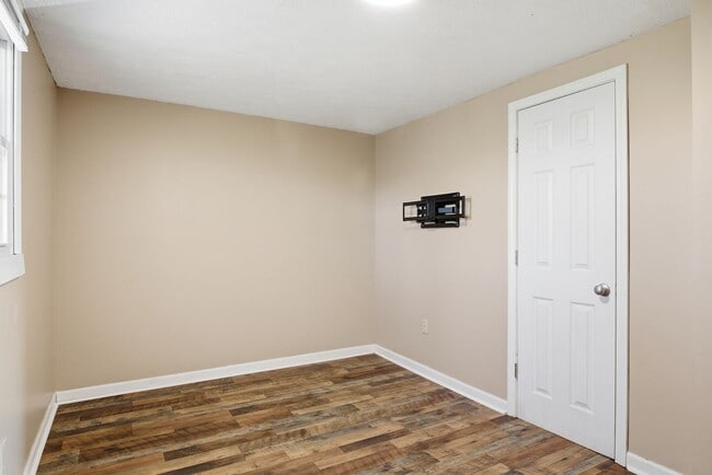 Building Photo - 2 Bed / 1 Bath.  Pet Friendly.  Off street parking.