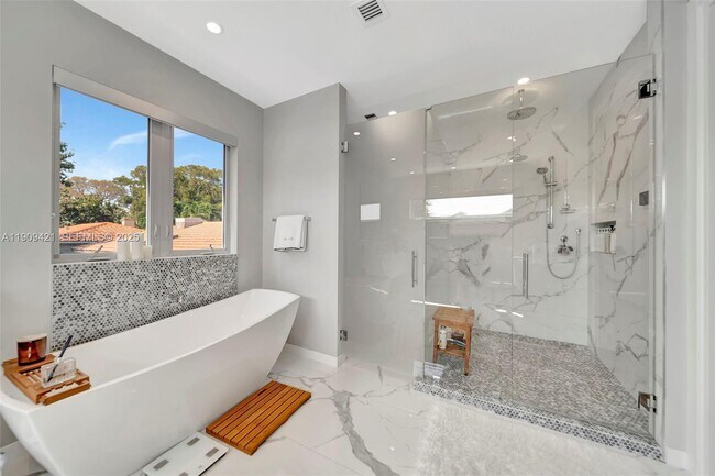 Building Photo - 544 N Victoria Park Rd