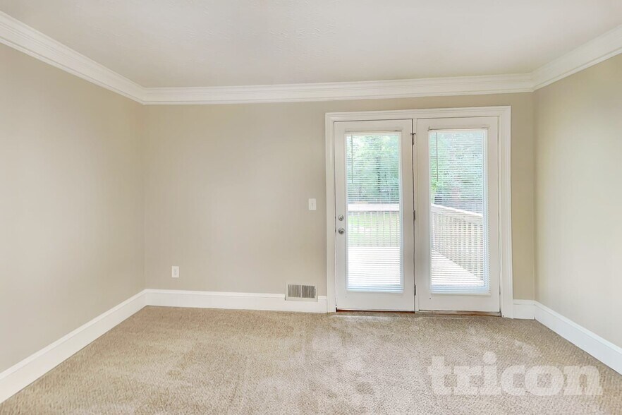 Building Photo - 6583 Oakwood Dr