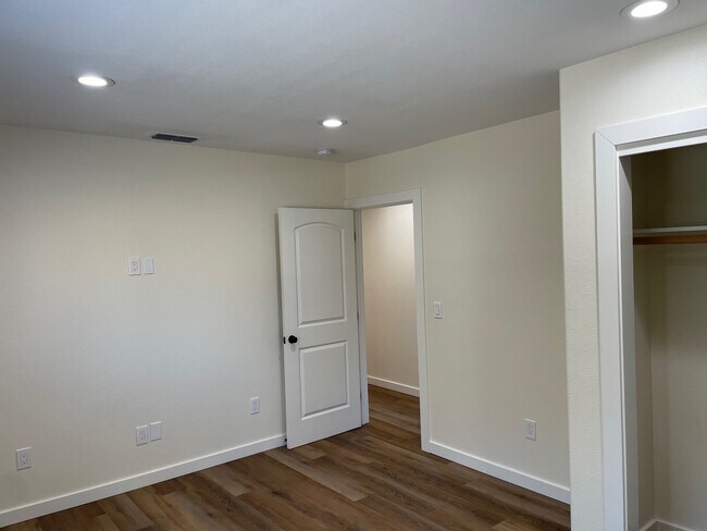 Building Photo - 350 Palm Ave