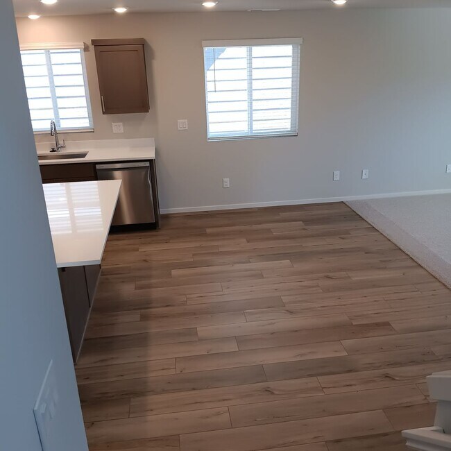 Building Photo - Beautiful Modern Home in Woodburn is Ready For You!!