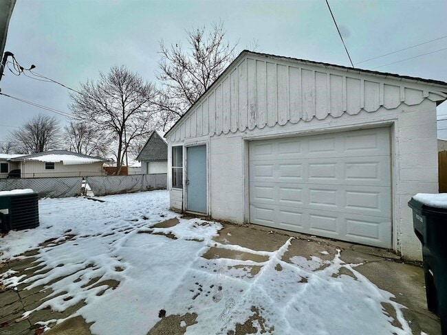 Building Photo - 30240 Groveland St