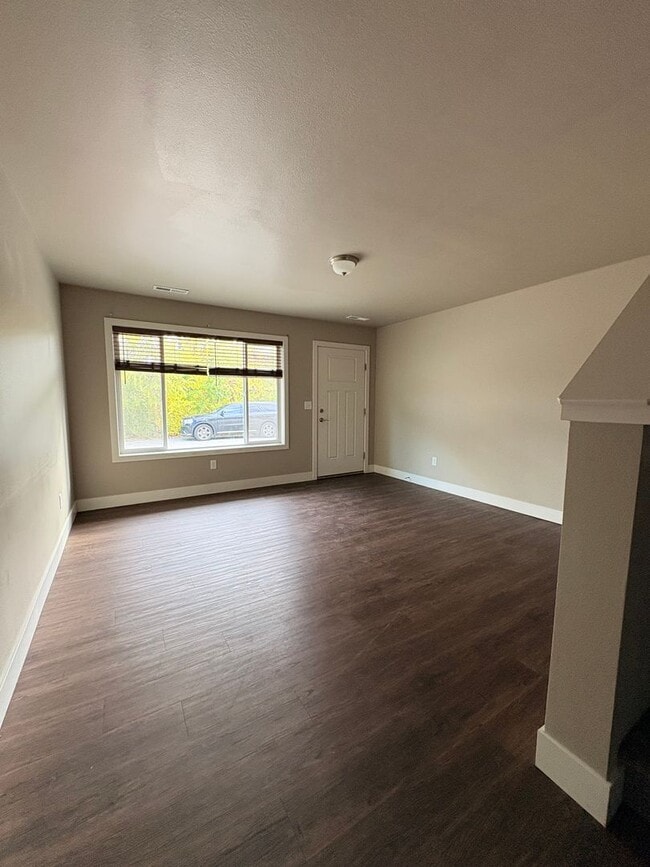 Building Photo - Beautiful 3 Bed Townhome