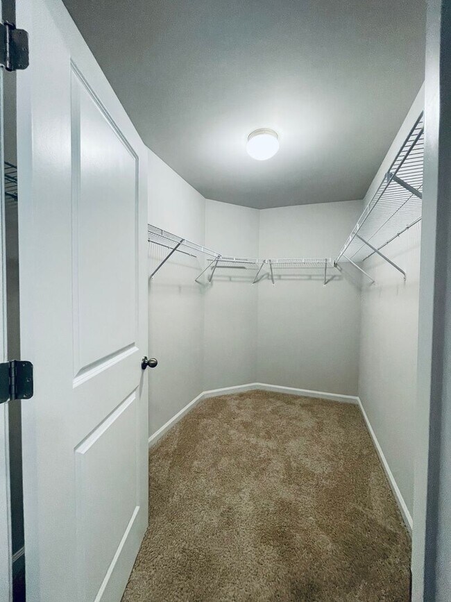 Building Photo - Gorgeous 4bed/3bath home w/ Fenced Yard in...