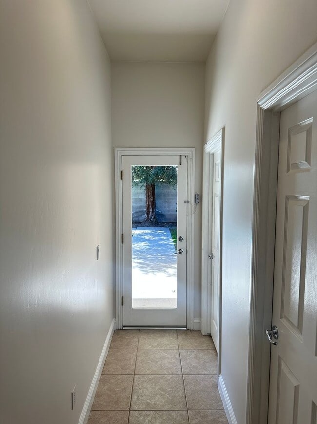 Building Photo - Elegant 4-Bedroom Home in the Prestigious ...