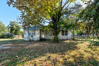 Building Photo - 918 N Clara St