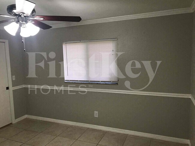 Building Photo - 241 SW 32nd Terrace