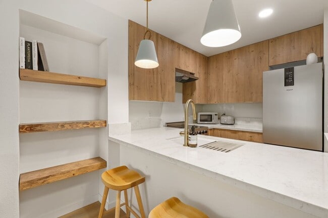 Building Photo - Modern Studio in BayHo - Fully Furnished o...