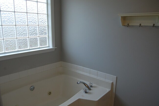 Building Photo - 31 Flower Break Rd