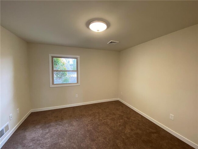 Building Photo - 124 Robert Dr