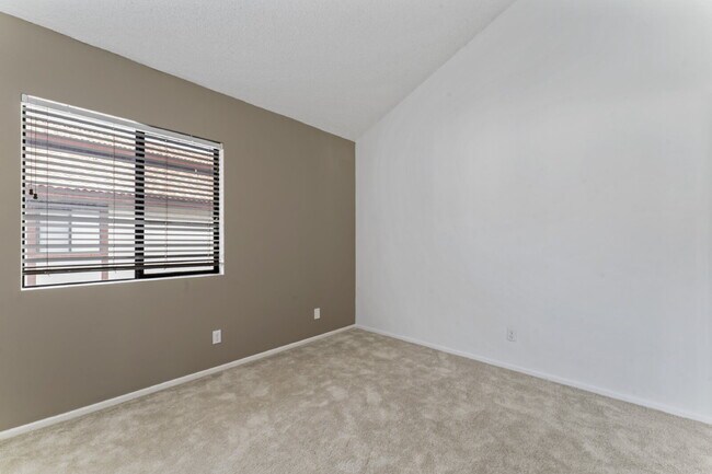 Building Photo - "Charming 2-Bed, 2-Bath Condo Retreat in S...