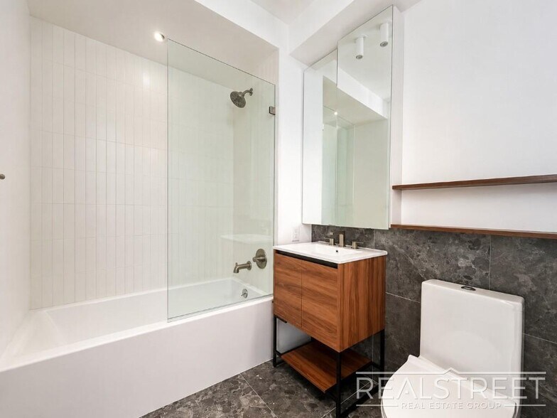 Building Photo - LUXURY 1 BED FLEX IN AN AMENITY PACKED BUILDING IN BUSHWICK