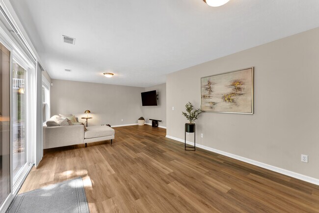 Building Photo - 6690 Green Valley Ct SE