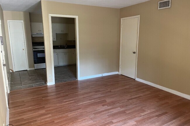 Building Photo - Charming 2/1 Apartment in Midtown!
