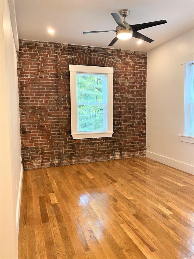 Building Photo - 32 Robinwood Ave