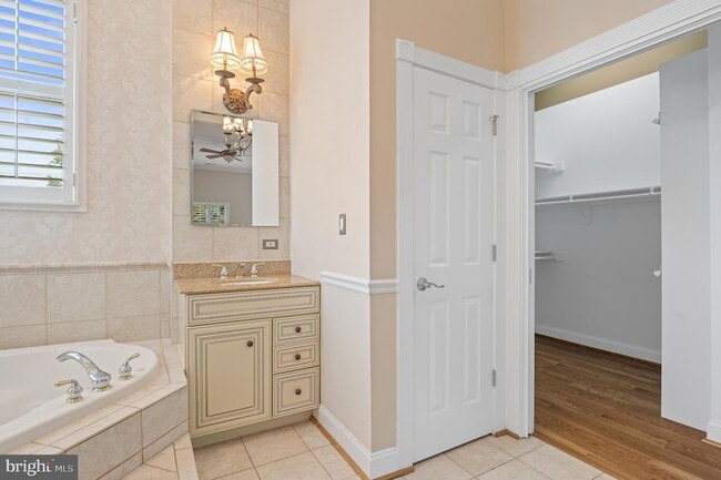 Building Photo - 5905 Lone Oak Dr