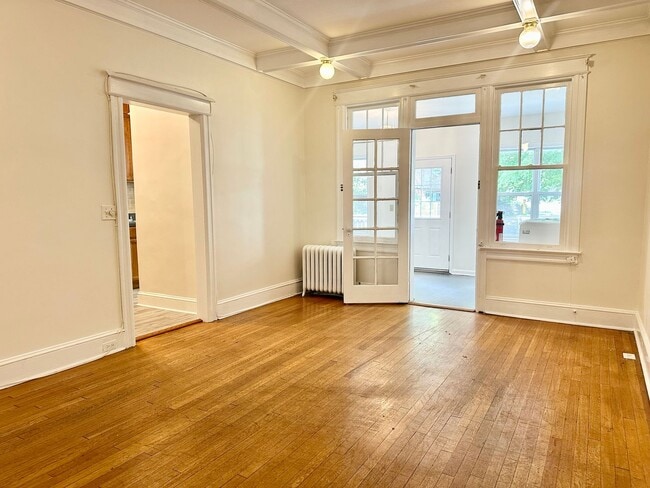Building Photo - 4 Bed + 2 Bath - Pets Welcome! Parking!
