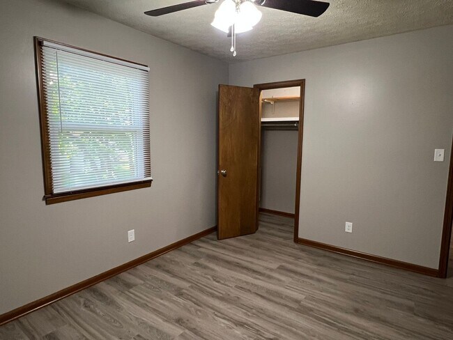 Building Photo - Recently Remodeled 3 Bed / 2 Bath near Mercy Hospital