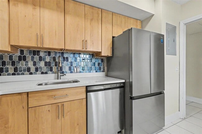 Building Photo - 3250 N Palm Aire Dr