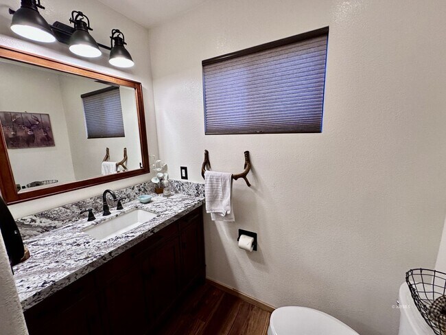 Building Photo - 2 Bedroom Home for Rent