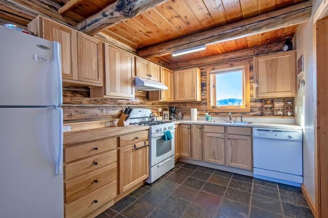 Building Photo - 5077 Pine Dr