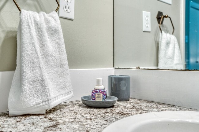 Building Photo - Maumelle Chic Condo