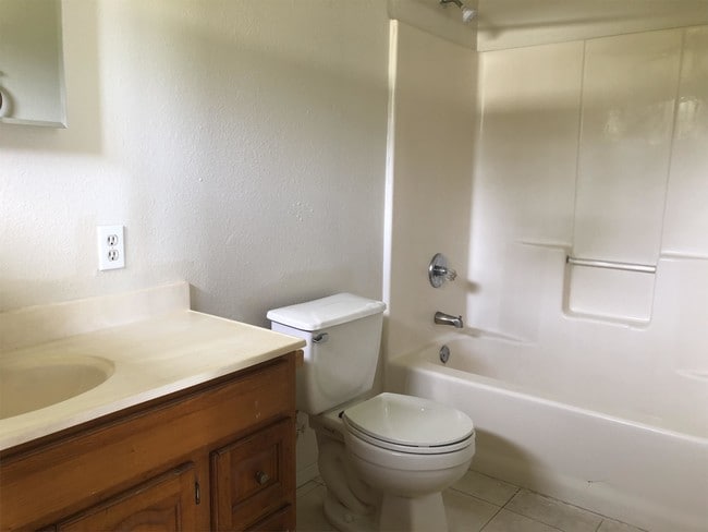 Building Photo - 15-2028-2028 15th Ave