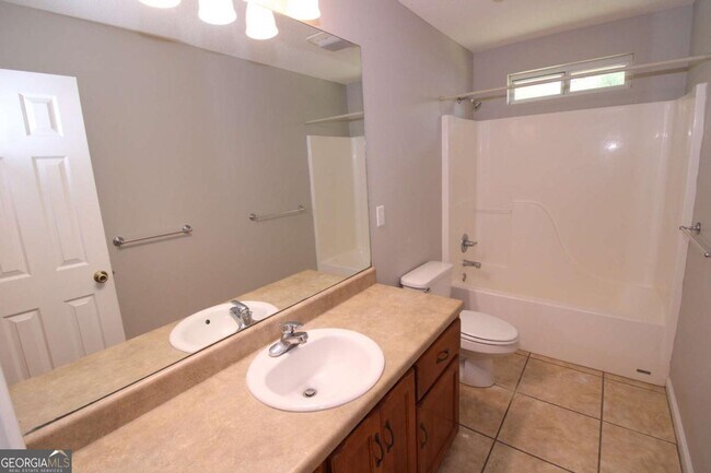Building Photo - 150 Lake Manor Dr
